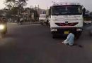 गुजरात के बनासकांठा में एक ड्राइवर ने व्यस्त सड़क के किनारे बिना अनुमति लिए नमाज अदा की है, जिसके बाद उसे पुलिस ने गिरफ्तार कर लिया गया