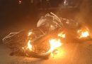 दो बाइक में जबरदस्त टक्कर, हाईवे पर जिंदा जला युवक, दंपती की भी हालत गंभीर