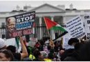 अमेरिका में प्रदर्शनकारियों ने लहराए फलस्तीनी झंडे, पत्रकारों के व्हाइट हाउस में भोज तक पहुंचा इस्राइल विरोधी प्रदर्शन